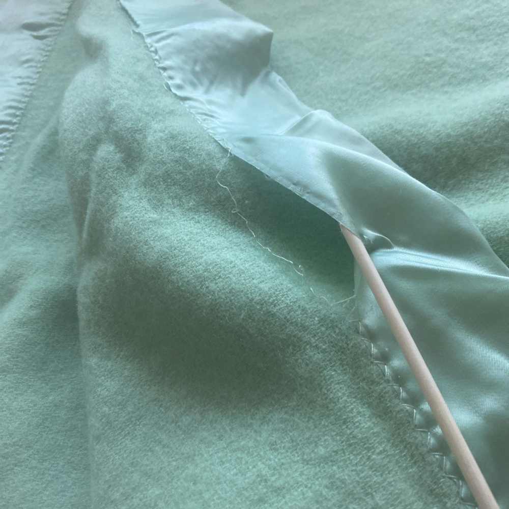 Vintage green 100% wool blanket was satin trim 60 x 80 twin size - Picture 2 of 8